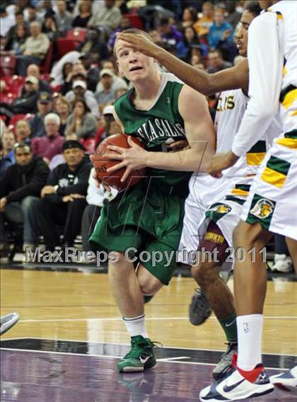 Thumbnail 1 in Castro Valley vs. De La Salle (CIF NorCal D1 Regional Final) photogallery.