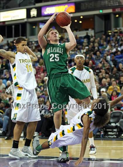 Thumbnail 3 in Castro Valley vs. De La Salle (CIF NorCal D1 Regional Final) photogallery.
