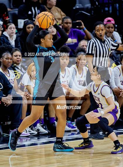 Thumbnail 2 in Santiago vs. Oakland Tech (CIF State D1 Final) photogallery.