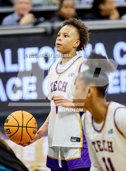 Thumbnail 2 in Santiago vs. Oakland Tech (CIF State D1 Final) photogallery.