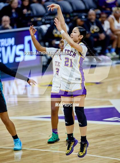 Thumbnail 3 in Santiago vs. Oakland Tech (CIF State D1 Final) photogallery.