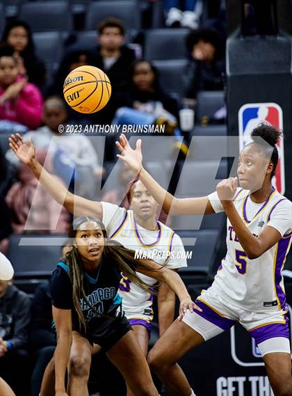 Thumbnail 1 in Santiago vs. Oakland Tech (CIF State D1 Final) photogallery.