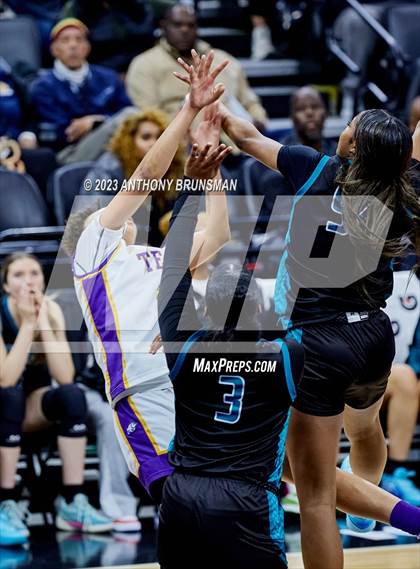 Thumbnail 2 in Santiago vs. Oakland Tech (CIF State D1 Final) photogallery.