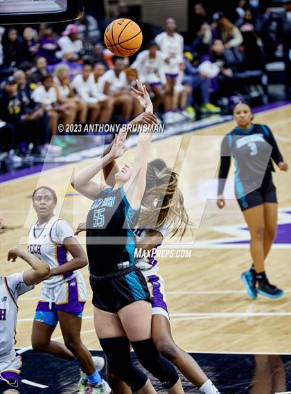 Thumbnail 3 in Santiago vs. Oakland Tech (CIF State D1 Final) photogallery.