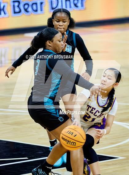 Thumbnail 3 in Santiago vs. Oakland Tech (CIF State D1 Final) photogallery.