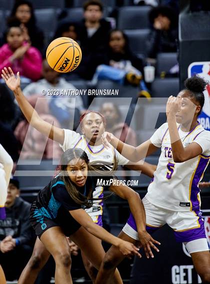 Thumbnail 3 in Santiago vs. Oakland Tech (CIF State D1 Final) photogallery.