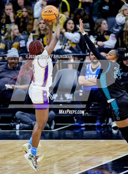Thumbnail 3 in Santiago vs. Oakland Tech (CIF State D1 Final) photogallery.