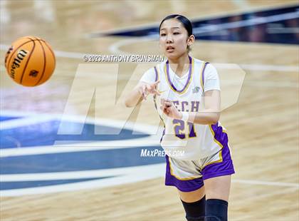 Thumbnail 1 in Santiago vs. Oakland Tech (CIF State D1 Final) photogallery.