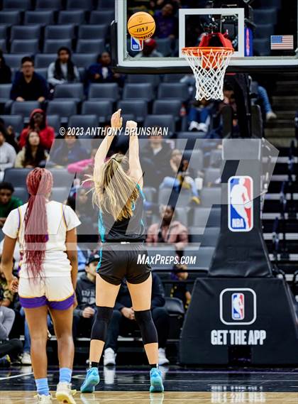 Thumbnail 1 in Santiago vs. Oakland Tech (CIF State D1 Final) photogallery.