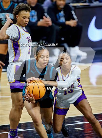 Thumbnail 1 in Santiago vs. Oakland Tech (CIF State D1 Final) photogallery.