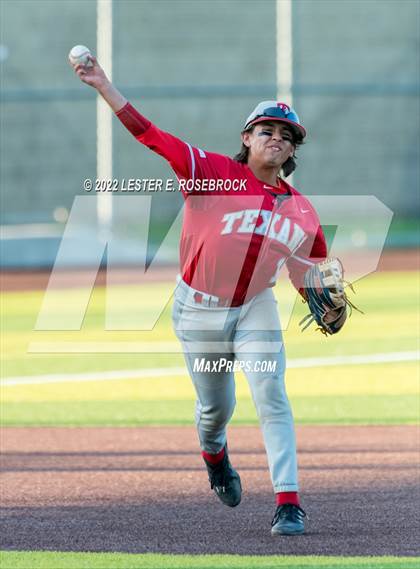 Thumbnail 2 in Georgetown vs Ray (UIL 5A Regional Semifinals) photogallery.