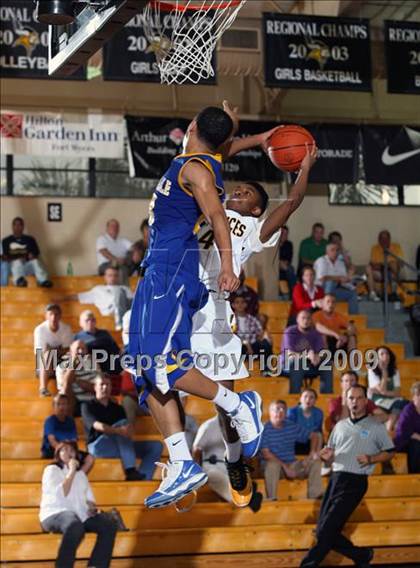 Thumbnail 3 in St. Frances Academy vs. De La Salle (City of Palms Classic) photogallery.