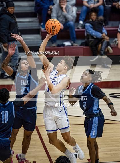 Thumbnail 2 in Quincy vs. Belleville East (IHSA 4A Regional Championship) photogallery.