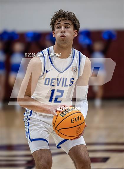 Thumbnail 3 in Quincy vs. Belleville East (IHSA 4A Regional Championship) photogallery.
