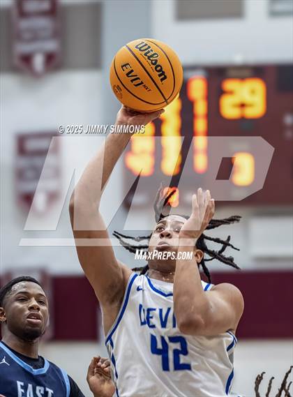 Thumbnail 2 in Quincy vs. Belleville East (IHSA 4A Regional Championship) photogallery.