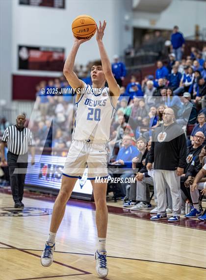 Thumbnail 3 in Quincy vs. Belleville East (IHSA 4A Regional Championship) photogallery.