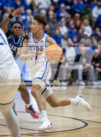 Thumbnail 2 in Quincy vs. Belleville East (IHSA 4A Regional Championship) photogallery.