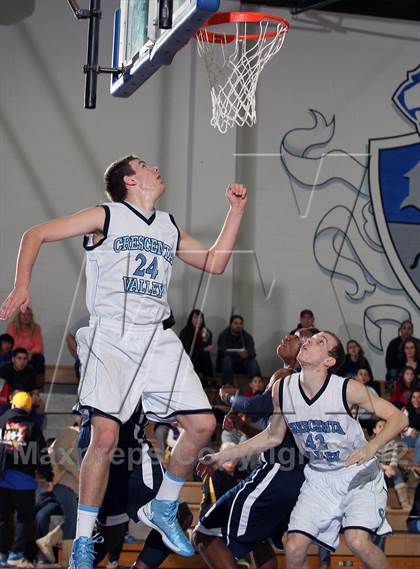 Thumbnail 1 in Crescenta Valley vs Brentwood (MaxPreps Holiday Classic) photogallery.
