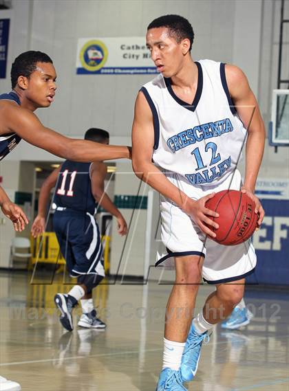 Thumbnail 3 in Crescenta Valley vs Brentwood (MaxPreps Holiday Classic) photogallery.