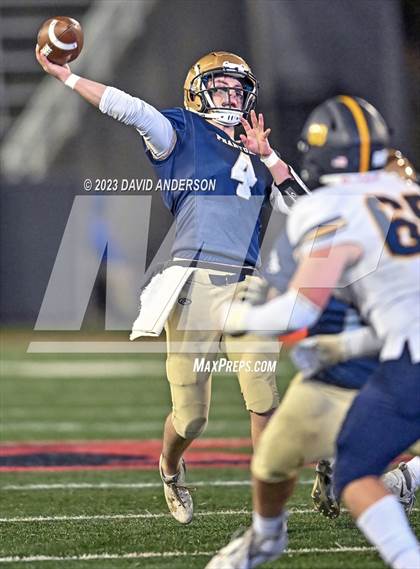 Thumbnail 3 in Bayport-Blue Point vs. Shoreham-Wading River (Section XI Division IV Final) photogallery.