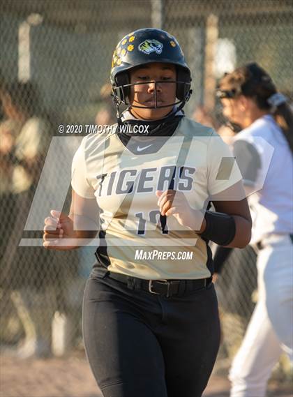 Thumbnail 2 in Lincoln Northeast vs Fremont (NSAA A4 District Playoff) photogallery.