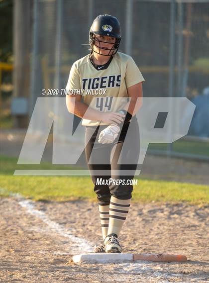 Thumbnail 1 in Lincoln Northeast vs Fremont (NSAA A4 District Playoff) photogallery.