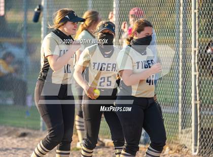 Thumbnail 2 in Lincoln Northeast vs Fremont (NSAA A4 District Playoff) photogallery.