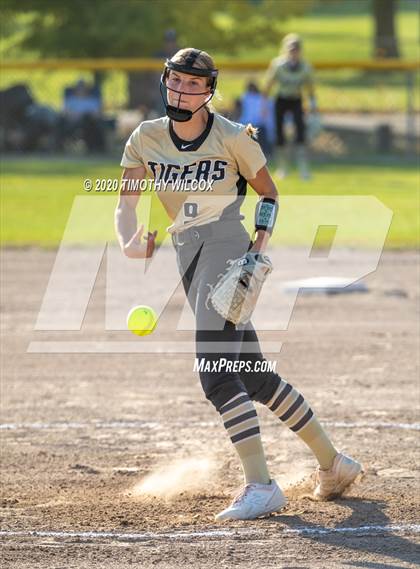 Thumbnail 2 in Lincoln Northeast vs Fremont (NSAA A4 District Playoff) photogallery.