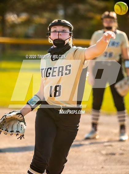 Thumbnail 3 in Lincoln Northeast vs Fremont (NSAA A4 District Playoff) photogallery.