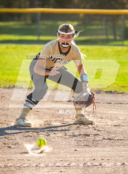 Thumbnail 2 in Lincoln Northeast vs Fremont (NSAA A4 District Playoff) photogallery.