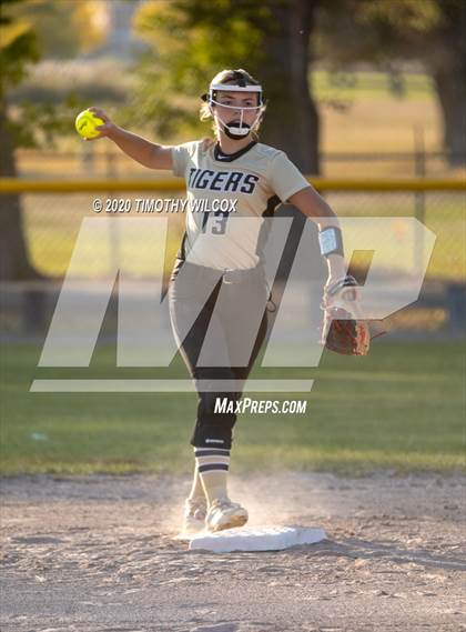 Thumbnail 1 in Lincoln Northeast vs Fremont (NSAA A4 District Playoff) photogallery.
