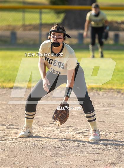 Thumbnail 1 in Lincoln Northeast vs Fremont (NSAA A4 District Playoff) photogallery.