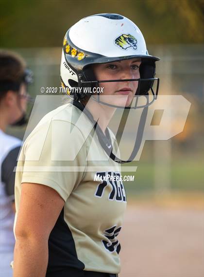 Thumbnail 2 in Lincoln Northeast vs Fremont (NSAA A4 District Playoff) photogallery.