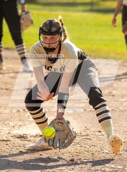 Thumbnail 2 in Lincoln Northeast vs Fremont (NSAA A4 District Playoff) photogallery.