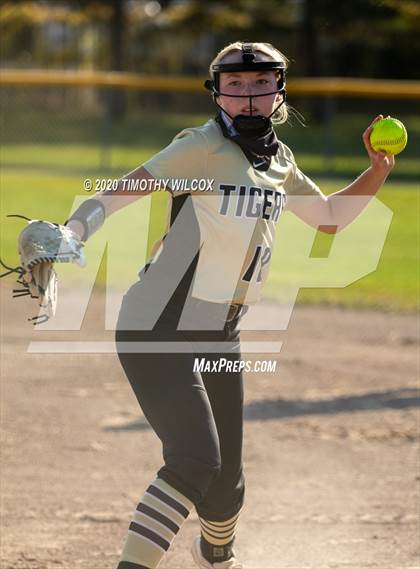 Thumbnail 2 in Lincoln Northeast vs Fremont (NSAA A4 District Playoff) photogallery.