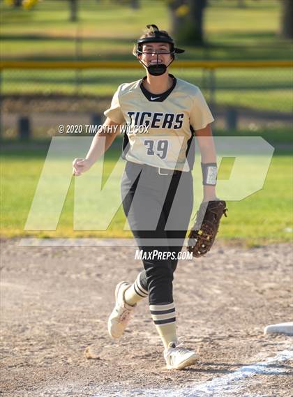Thumbnail 2 in Lincoln Northeast vs Fremont (NSAA A4 District Playoff) photogallery.