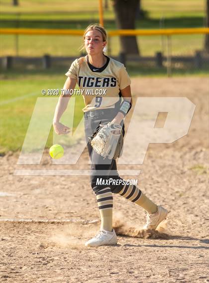 Thumbnail 2 in Lincoln Northeast vs Fremont (NSAA A4 District Playoff) photogallery.