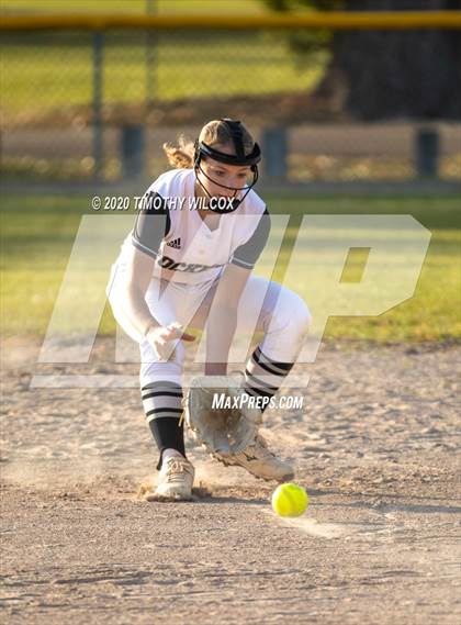 Thumbnail 3 in Lincoln Northeast vs Fremont (NSAA A4 District Playoff) photogallery.