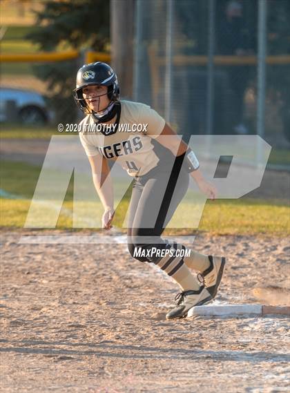 Thumbnail 3 in Lincoln Northeast vs Fremont (NSAA A4 District Playoff) photogallery.