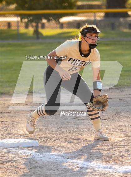 Thumbnail 2 in Lincoln Northeast vs Fremont (NSAA A4 District Playoff) photogallery.