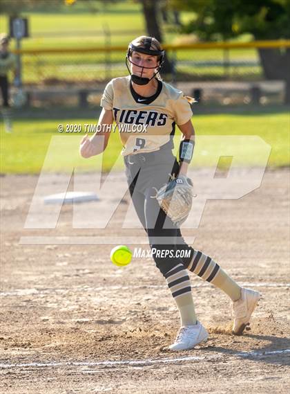 Thumbnail 2 in Lincoln Northeast vs Fremont (NSAA A4 District Playoff) photogallery.