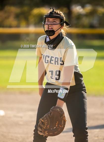 Thumbnail 1 in Lincoln Northeast vs Fremont (NSAA A4 District Playoff) photogallery.