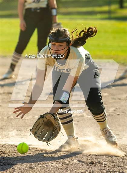 Thumbnail 1 in Lincoln Northeast vs Fremont (NSAA A4 District Playoff) photogallery.