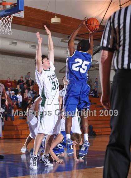 Thumbnail 3 in Poway vs Santa Margarita (MaxPreps Holiday Classic) photogallery.