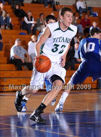 Thumbnail 3 in Poway vs Santa Margarita (MaxPreps Holiday Classic) photogallery.