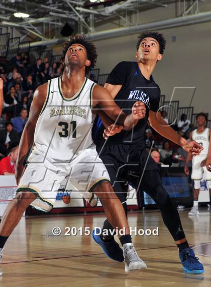 Thumbnail 3 in Moreau Catholic vs. Windward (MaxPreps Holiday Classic) photogallery.