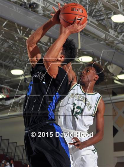 Thumbnail 3 in Moreau Catholic vs. Windward (MaxPreps Holiday Classic) photogallery.