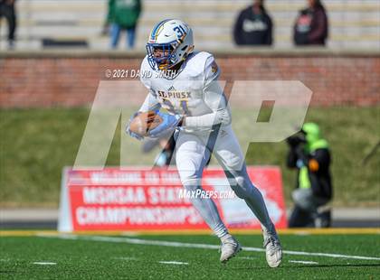 Thumbnail 3 in St. Pius X vs. St. Mary's - MSHSAA Class 3 Show-Me Bowl photogallery.