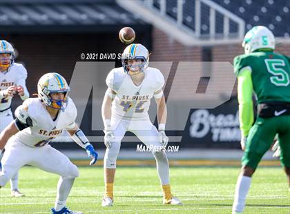 Thumbnail 2 in St. Pius X vs. St. Mary's - MSHSAA Class 3 Show-Me Bowl photogallery.