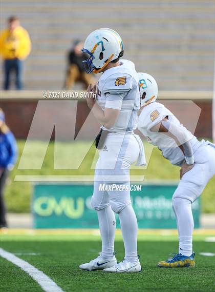 Thumbnail 3 in St. Pius X vs. St. Mary's - MSHSAA Class 3 Show-Me Bowl photogallery.
